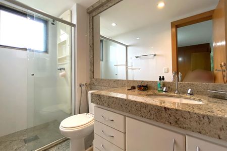 Apartamento à venda com 180m², 4 quartos e 4 vagas Apartamento à venda com 180m², 4 quartos e 4 vagasBanheiro da Suíte 2