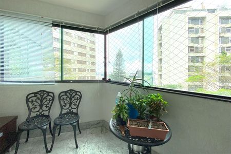 Apartamento à venda com 180m², 4 quartos e 4 vagas Apartamento à venda com 180m², 4 quartos e 4 vagasVaranda da Suite 2