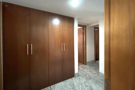 Apartamento à venda com 180m², 4 quartos e 4 vagas Apartamento à venda com 180m², 4 quartos e 4 vagasCorredor