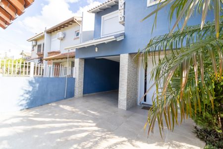 Casa à venda com 162m², 3 quartos e 2 vagas Casa à venda com 162m², 3 quartos e 2 vagasFachada
