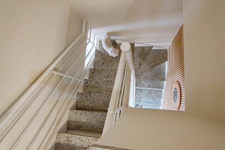 Apartamento à venda com 180m², 2 quartos e 2 vagas Apartamento à venda com 180m², 2 quartos e 2 vagasEscada