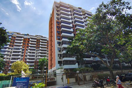 Apartamento à venda com 180m², 2 quartos e 2 vagas Apartamento à venda com 180m², 2 quartos e 2 vagasFachada