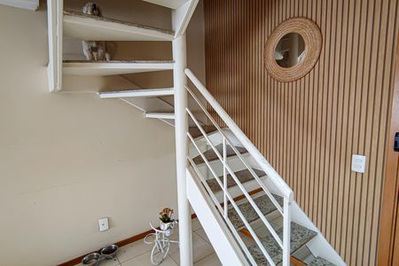 Apartamento à venda com 180m², 2 quartos e 2 vagas Apartamento à venda com 180m², 2 quartos e 2 vagasEscada