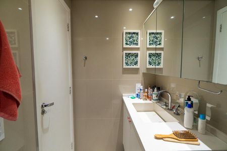 Apartamento à venda com 73m², 2 quartos e 2 vagas Apartamento à venda com 73m², 2 quartos e 2 vagasBanheiro da Suíte