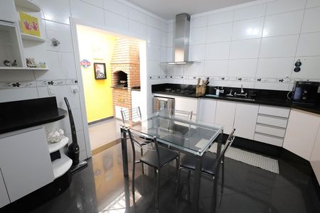Casa à venda com 131m², 3 quartos e 2 vagasCozinha