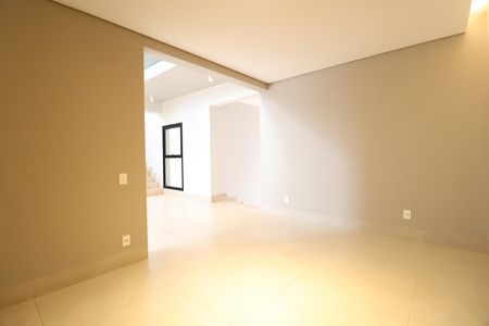 Casa para alugar com 435m², 4 quartos e 4 vagasSala de TV