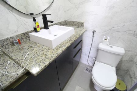 Apartamento à venda com 78m², 2 quartos e 2 vagasBanheiro da suíte
