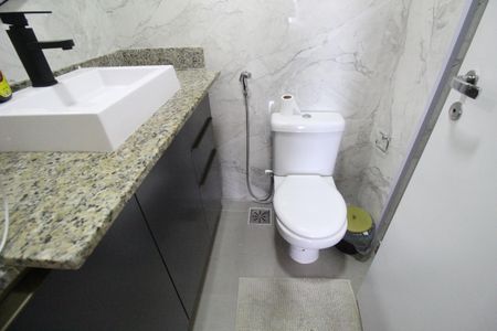 Apartamento à venda com 78m², 2 quartos e 2 vagasBanheiro da suíte