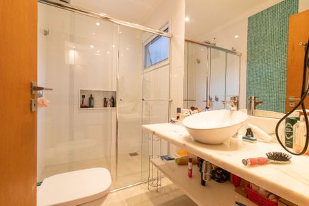 Casa de condomínio para alugar com 300m², 4 quartos e 4 vagas Casa de condomínio para alugar com 300m², 4 quartos e 4 vagasBanheiro da Suíte 2