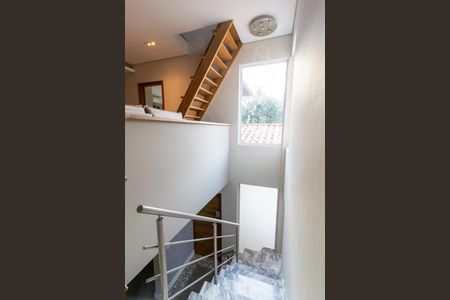 Casa de condomínio para alugar com 300m², 4 quartos e 4 vagas Casa de condomínio para alugar com 300m², 4 quartos e 4 vagasEscada