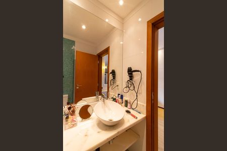 Casa de condomínio para alugar com 300m², 4 quartos e 4 vagas Casa de condomínio para alugar com 300m², 4 quartos e 4 vagasBanheiro da Suíte 2