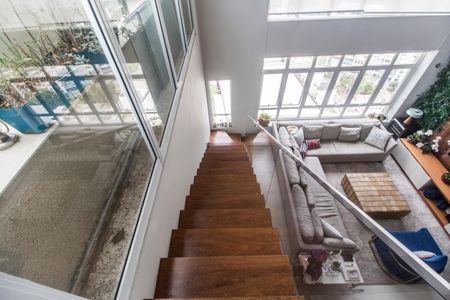 Apartamento para alugar com 190m², 3 quartos e 3 vagas Apartamento para alugar com 190m², 3 quartos e 3 vagasEscada