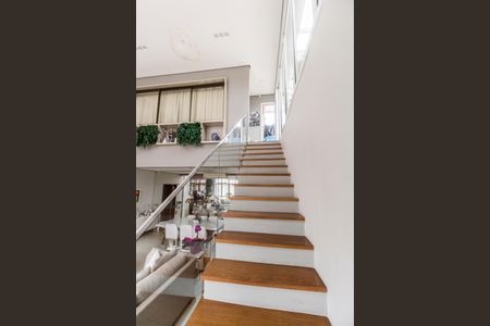 Apartamento para alugar com 190m², 3 quartos e 3 vagas Apartamento para alugar com 190m², 3 quartos e 3 vagasEscada