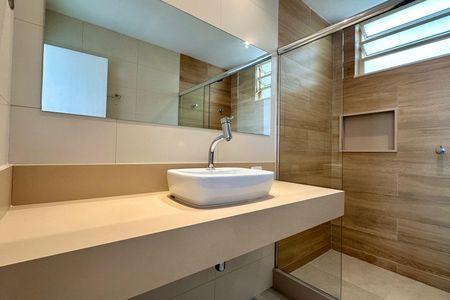 Apartamento à venda com 130m², 3 quartos e 2 vagas Apartamento à venda com 130m², 3 quartos e 2 vagasBanheiro da Suíte 1