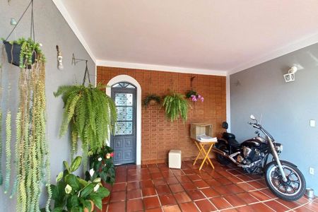 Casa à venda com 167m², 4 quartos e 3 vagas Casa à venda com 167m², 4 quartos e 3 vagasGaragem