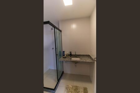 Banheiro de kitnet/studio para alugar com 1 quarto, 34m² em Ingá, Niterói