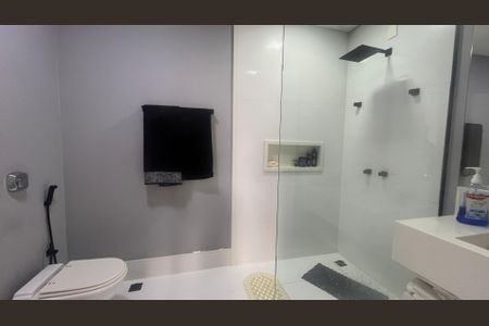 Casa de condomínio à venda com 980m², 4 quartos e 8 vagas Casa de condomínio à venda com 980m², 4 quartos e 8 vagasBanheiro da Suíte 2