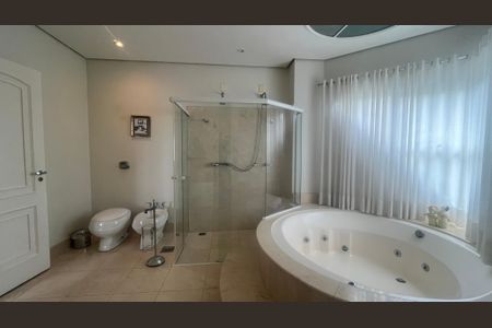 Casa de condomínio à venda com 980m², 4 quartos e 8 vagas Casa de condomínio à venda com 980m², 4 quartos e 8 vagasBanheiro da Suíte 3