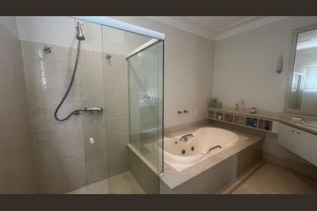 Casa de condomínio à venda com 980m², 4 quartos e 8 vagas Casa de condomínio à venda com 980m², 4 quartos e 8 vagasBanheiro da Suíte