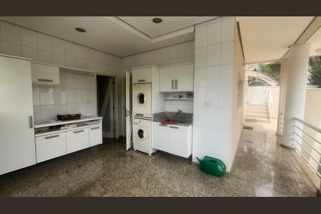 Casa de condomínio à venda com 980m², 4 quartos e 8 vagas Casa de condomínio à venda com 980m², 4 quartos e 8 vagasÁrea de Serviço
