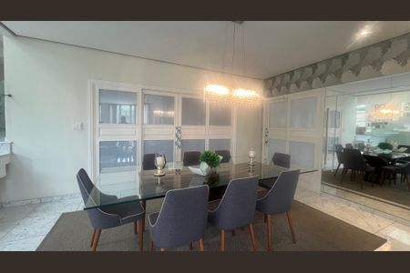 Casa de condomínio à venda com 980m², 4 quartos e 8 vagas Casa de condomínio à venda com 980m², 4 quartos e 8 vagasSala de Jantar