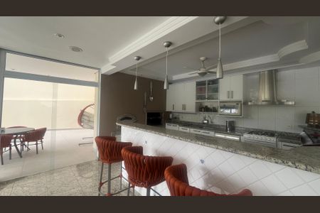 Casa de condomínio à venda com 980m², 4 quartos e 8 vagas Casa de condomínio à venda com 980m², 4 quartos e 8 vagasÁrea comum