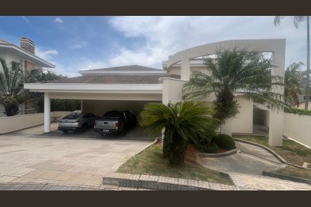 Casa de condomínio à venda com 980m², 4 quartos e 8 vagas Casa de condomínio à venda com 980m², 4 quartos e 8 vagasFachada