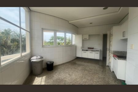 Casa de condomínio à venda com 980m², 4 quartos e 8 vagas Casa de condomínio à venda com 980m², 4 quartos e 8 vagasÁrea de Serviço