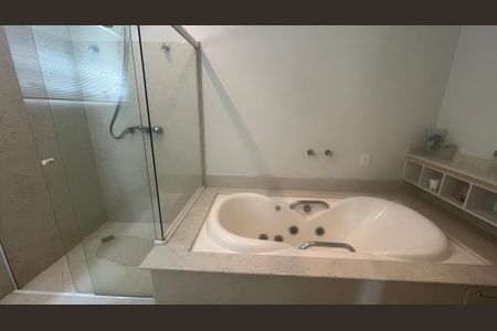 Casa de condomínio à venda com 980m², 4 quartos e 8 vagas Casa de condomínio à venda com 980m², 4 quartos e 8 vagasBanheiro da Suíte