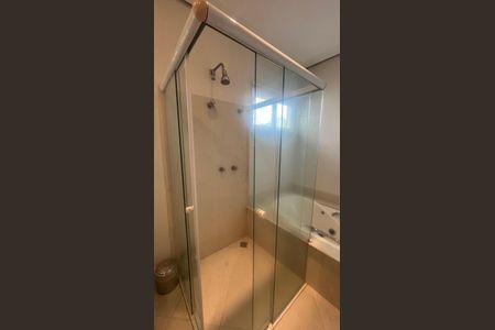 Casa de condomínio à venda com 980m², 4 quartos e 8 vagas Casa de condomínio à venda com 980m², 4 quartos e 8 vagasBanheiro da Suíte