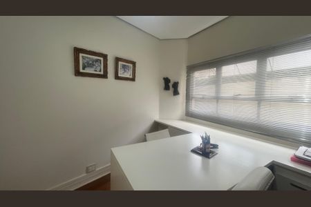 Casa de condomínio à venda com 980m², 4 quartos e 8 vagas Casa de condomínio à venda com 980m², 4 quartos e 8 vagasEscritório