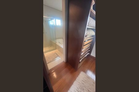 Casa de condomínio à venda com 980m², 4 quartos e 8 vagas Casa de condomínio à venda com 980m², 4 quartos e 8 vagasCloset da Suíte