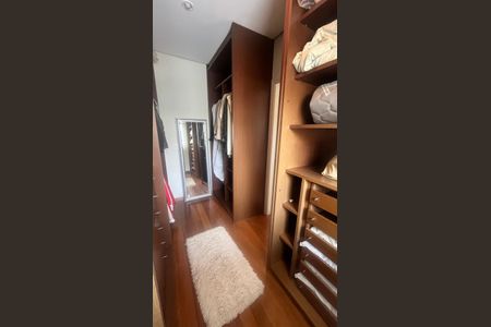 Casa de condomínio à venda com 980m², 4 quartos e 8 vagas Casa de condomínio à venda com 980m², 4 quartos e 8 vagasCloset da Suíte