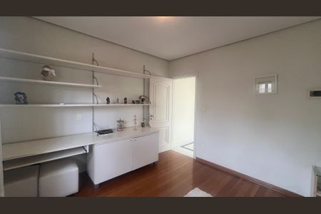 Casa de condomínio à venda com 980m², 4 quartos e 8 vagas Casa de condomínio à venda com 980m², 4 quartos e 8 vagasSuíte
