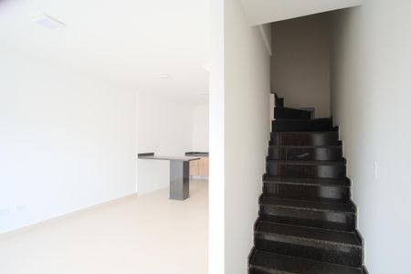 Casa de condomínio para alugar com 70m², 2 quartos e 2 vagasEscada