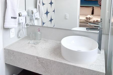Banheiro  de kitnet/studio à venda com 1 quarto, 25m² em Laranjeiras, Rio de Janeiro