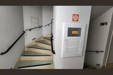 Apartamento para alugar com 67m², 1 quarto e 1 vaga Apartamento para alugar com 67m², 1 quarto e 1 vagaEscada