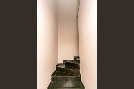 Casa à venda com 102m², 3 quartos e 2 vagasEscada