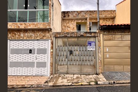 Casa à venda com 102m², 3 quartos e 2 vagasFachada