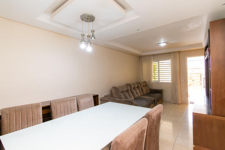 Casa à venda com 102m², 3 quartos e 2 vagasSala