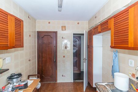 Apartamento para alugar com 240m², 4 quartos e 2 vagas Apartamento para alugar com 240m², 4 quartos e 2 vagasCozinha e Área de Serviço