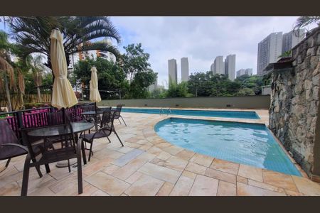Apartamento à venda com 119m², 3 quartos e 2 vagas Apartamento à venda com 119m², 3 quartos e 2 vagasÁrea comum - Piscina