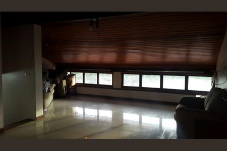 Casa à venda com 360m², 2 quartos e 2 vagas Casa à venda com 360m², 2 quartos e 2 vagasSótão