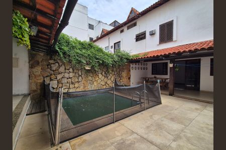 Casa à venda com 360m², 2 quartos e 2 vagas Casa à venda com 360m², 2 quartos e 2 vagasÁrea externa