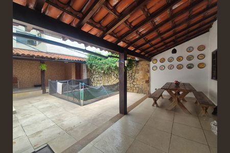 Casa à venda com 360m², 2 quartos e 2 vagas Casa à venda com 360m², 2 quartos e 2 vagasVaranda