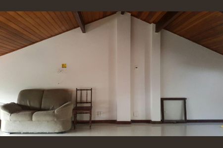 Casa à venda com 360m², 2 quartos e 2 vagas Casa à venda com 360m², 2 quartos e 2 vagasSótão