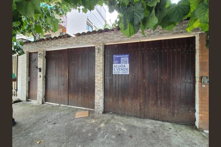 Casa à venda com 360m², 2 quartos e 2 vagas Casa à venda com 360m², 2 quartos e 2 vagasFachada