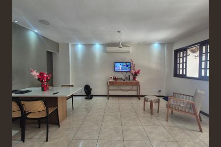 Casa à venda com 360m², 2 quartos e 2 vagas Casa à venda com 360m², 2 quartos e 2 vagasSala