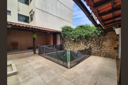 Casa à venda com 360m², 2 quartos e 2 vagas Casa à venda com 360m², 2 quartos e 2 vagasÁrea externa