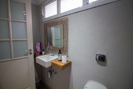 Casa de condomínio à venda com 315m², 5 quartos e 3 vagasLavabo